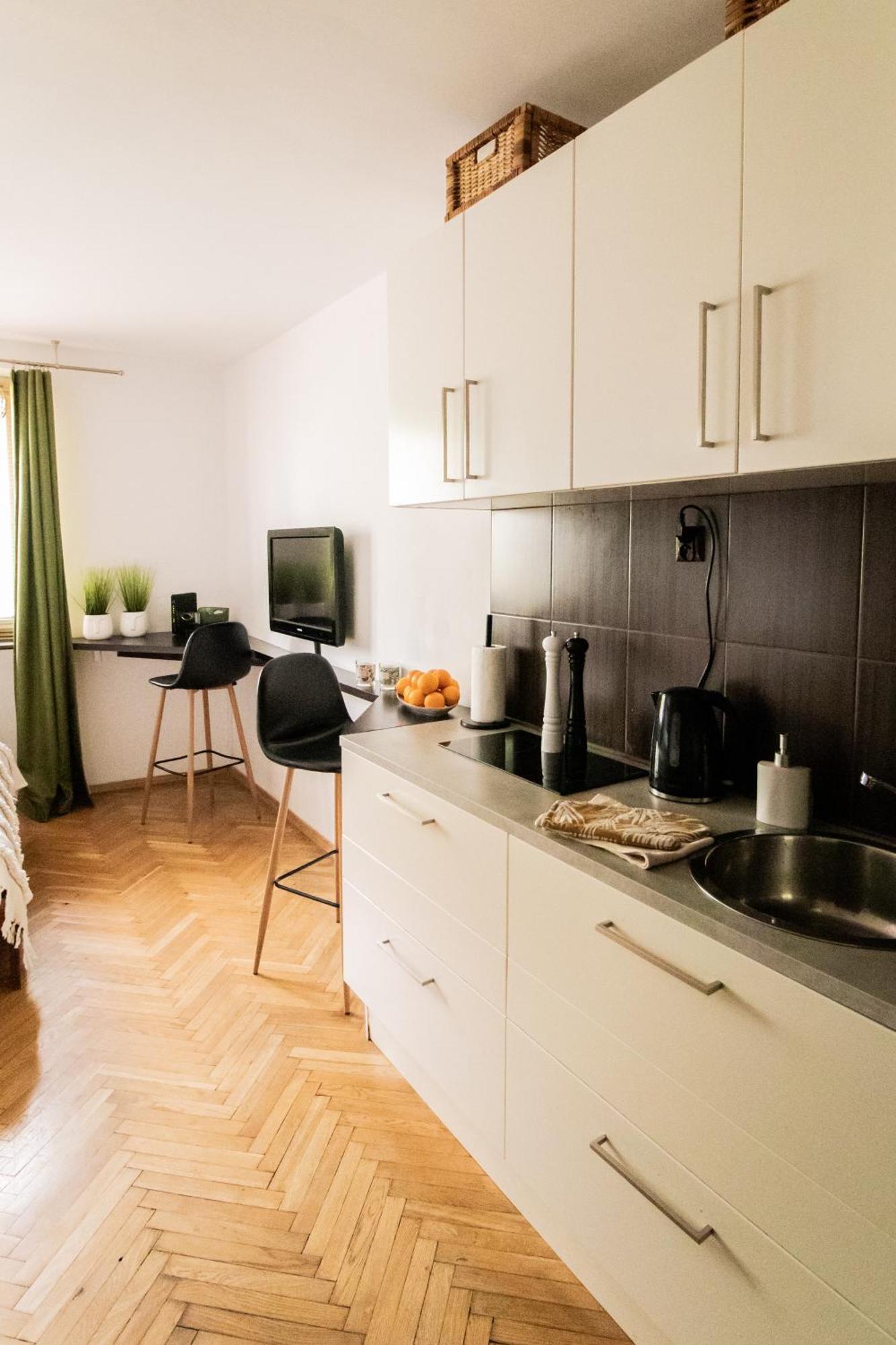 Piotrapartments - Daleka Cozy Train&Airport Apartment Варшава Экстерьер фото